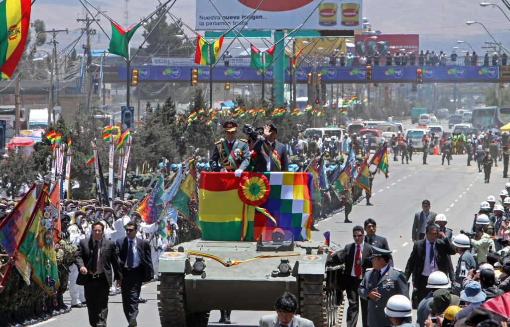 Parada militar en homenaje a los 194 años de la creación de las FFAA se